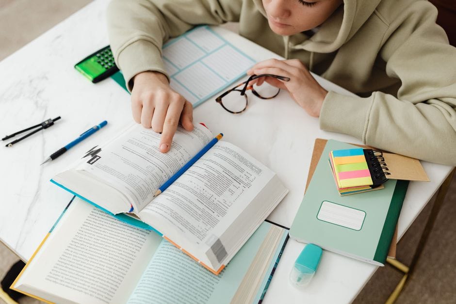 Bí quyết chọn gia sư dạy lớp 12 giúp bứt phá điểm thi Đại học hiệu quả