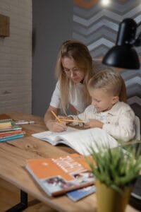 Gia sư tiếng Anh lớp 1: Nên chọn sinh viên hay giáo viên cho con? - Viettutor Tin Giáo Dục