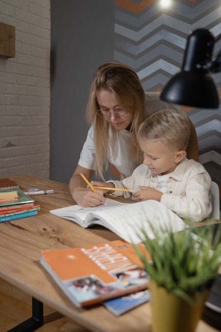 Gia sư tiếng Anh lớp 1: Nên chọn sinh viên hay giáo viên cho con? - Viettutor Tin Giáo Dục