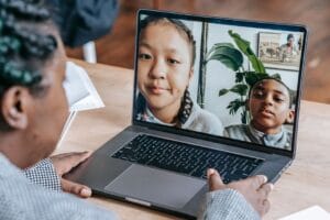Tìm gia sư tiếng Anh tại nhà online: Nên chọn sinh viên hay giáo viên? - Viettutor Tin Giáo Dục
