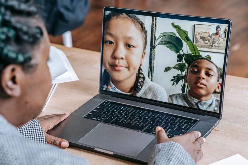 Tìm gia sư tiếng Anh tại nhà online: Nên chọn sinh viên hay giáo viên?