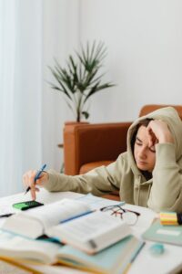 Bí quyết giúp con vượt qua áp lực đồng trang lứa ở trường hiệu quả