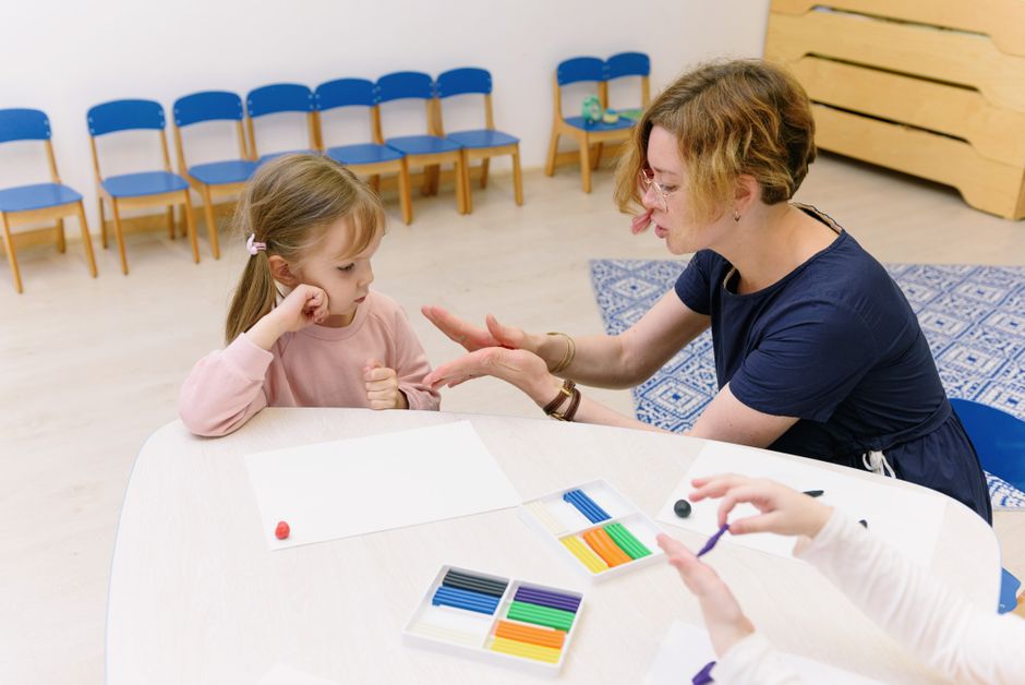 Cách chọn giáo viên can thiệp sớm cho trẻ khuyết tật trí tuệ uy tín và chuyên nghiệp