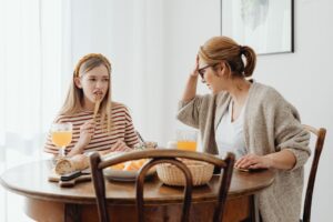 Cách nói chuyện với con tuổi dậy thì dễ xúc động: Bí quyết kết nối yêu thương - Viettutor Tin Giáo Dục