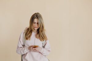 Cách xử lý khi con bị bắt nạt qua mạng: Hướng dẫn toàn diện cho phụ huynh - Viettutor Tin Giáo Dục