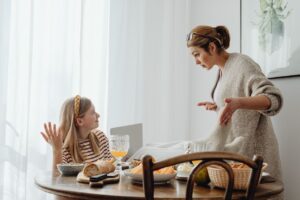 Dấu hiệu trẻ bị rối loạn lo âu cha mẹ cần biết để can thiệp kịp thời - Trị liệu tâm lý cho trẻ