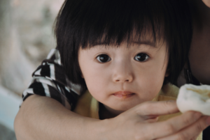 Dấu hiệu trẻ bị tự kỷ ám thị cha mẹ cần biết để can thiệp kịp thời - Trị liệu tâm lý cho trẻ
