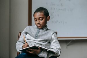 Trẻ tăng động hay cáu gắt có chữa được không? Giải pháp toàn diện từ chuyên gia - Viettutor Tin Giáo Dục